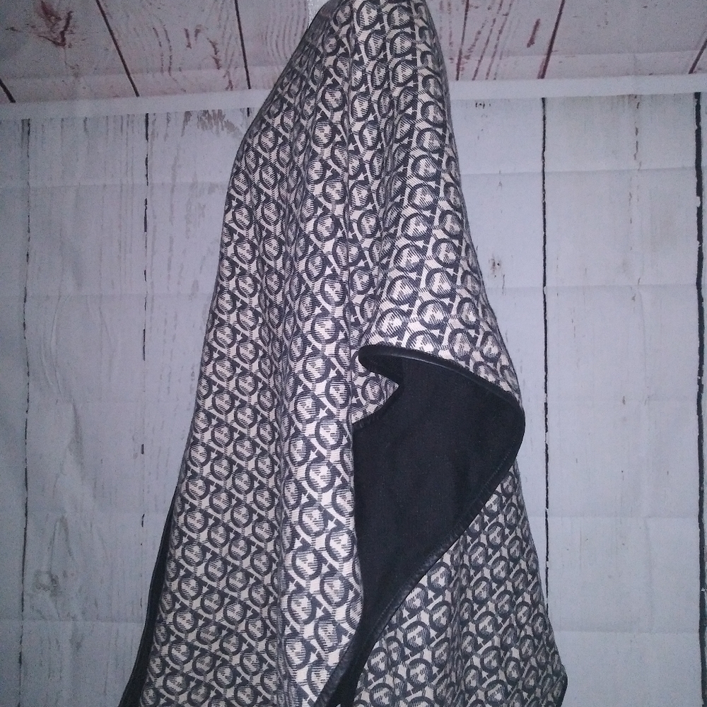 High End / Fall Cape - Picture 3 of 7